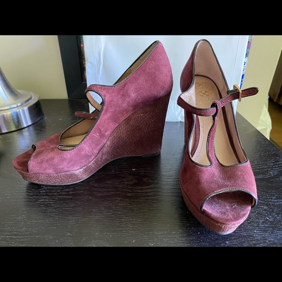 NIB VINCE CAMUTO Suede Wedge Sandal - Picture 1 of 1